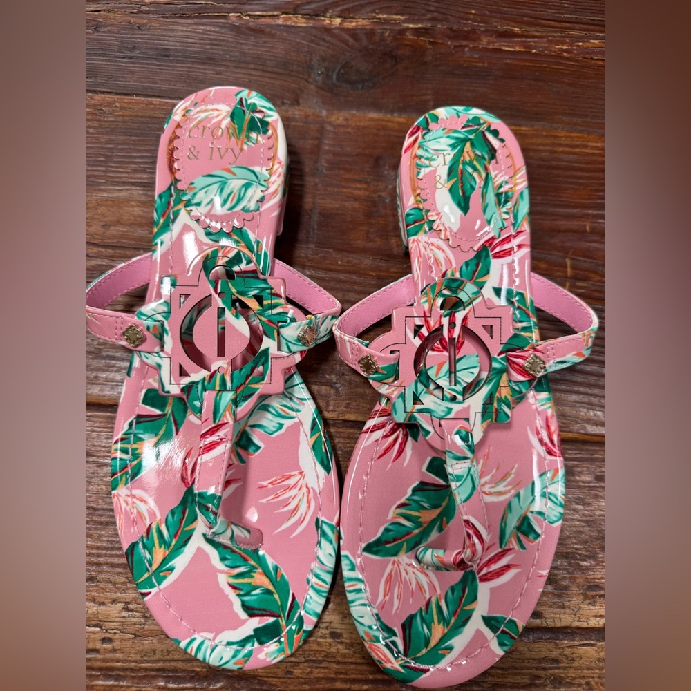 Thong Sandals by Crown & Ivy Wylie style size 6.5 NWOT